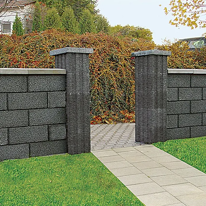 EHL Planomur Mauerstein Normalstein - Anthrazit, 50 x 25 x 20 cm, Beton - Eine graue Mauer mit Pfeilern aus Betonsteinen und einem Pflasterweg, der durch den Garten führt.