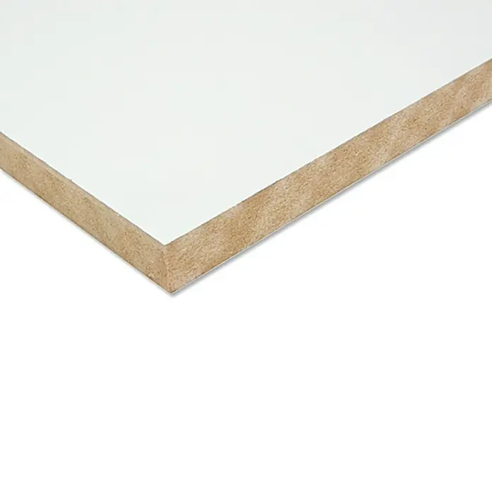 MDF-Platte mit Grundierung nach Maß - Weiß, Max. Zuschnittsmaß: 2.800 x 2.050 mm, Stärke: 16 mm - Nahaufnahme einer weißen beschichteten Holzplatte, ideal für Möbelbau oder Innenausbau, zeigt die Materialbeschaffenheit und die saubere Oberfläche.