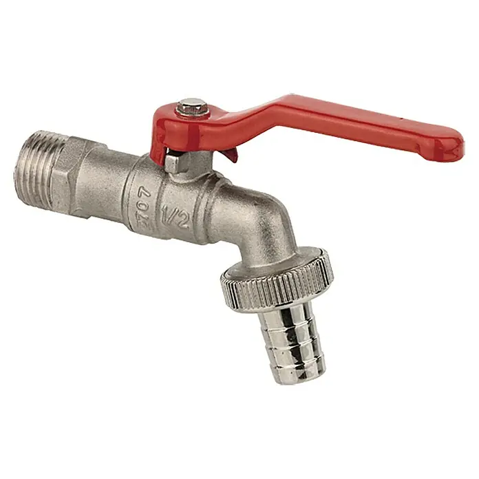Kugelauslaufhahn SVS - ½″, Chrom matt, Metallgriff - Ein Hahn mit rotem Griff. Der Wasserhahn ist aus Metall und hat einen gerändelten Anschluss. Ideal für Gartenbewässerung.