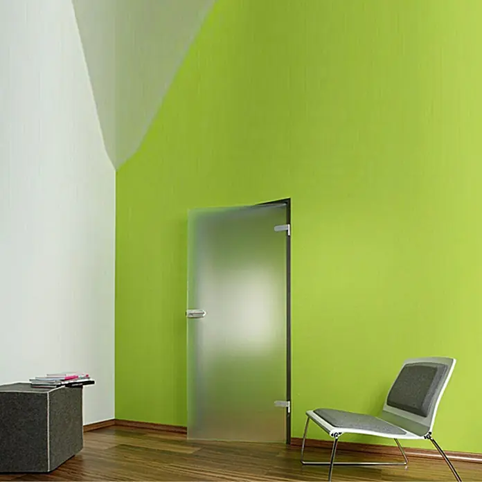 Diamond Doors Glasdrehtür Luminato - 834 x 1.972 mm, DIN Rechts, Einscheibensicherheitsglas (ESG), Bandbohrung/Bänder: Studio 2-teilig - Ein modernes, minimalistisches Büro mit einer mattierten Glastür, einem stilvollen Stuhl und einem Hocker mit Büchern.