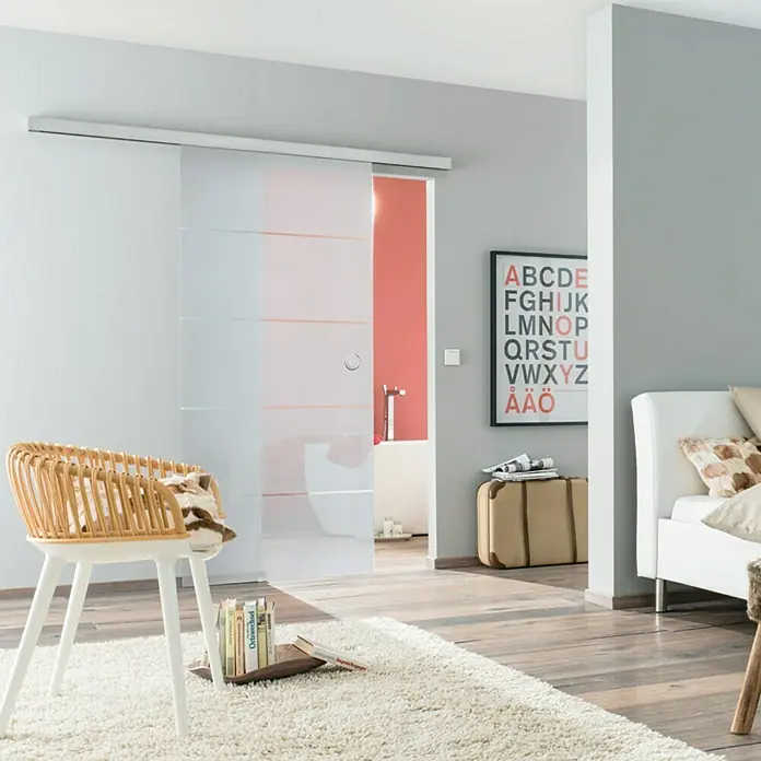 Diamond Doors Glasschiebetür Lines Positiv - 935 x 2.058 mm, Einscheibensicherheitsglas (ESG) - Modernes Interieur mit einer Schiebetür aus Glas, die einen eleganten Übergang zum Badezimmer schafft und das natürliche Licht maximiert.