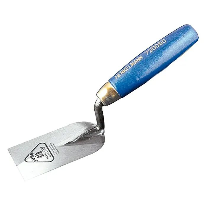 Jung Henkelmann Stukkateurspachtel - 80 mm, Qualitätsstahl gehärtet - Nahaufnahme einer Henkelmann 720050 Maurerkelle mit blauem Griff und silberfarbener Klinge.