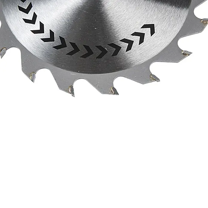 Craftomat Kreissägeblatt HM - 140 mm, Bohrung: 20 mm, Anzahl Zähne: 18 Stk. - Nahaufnahme eines Kreissägeblatts mit scharfen Zähnen und Pfeilmarkierungen. Ideal zum präzisen Schneiden von Holz und anderen Materialien.