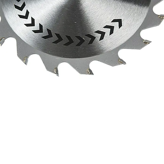Craftomat Kreissägeblatt HM - 140 mm, Bohrung: 20 mm, Anzahl Zähne: 18 Stk. - Nahaufnahme eines Kreissägeblatts mit scharfen Zähnen und Pfeilmarkierungen. Ideal zum präzisen Schneiden von Holz und anderen Materialien.