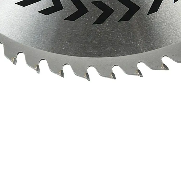 Craftomat Disco de sierra HM - 350 mm, Orificio: 30 mm, 54 ud., Espesor de hoja de sierra: 3,5 mm - Primer plano de una hoja de sierra circular con dientes afilados y marcas oscuras en la superficie.