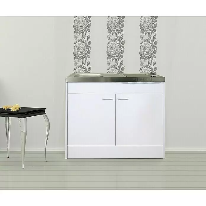 Respekta Minicocina Levin - 100 cm, Blanco, Placa de cocción - Mueble bajo de cocina blanco con fregadero y placa de acero inoxidable, en una habitación con papel pintado y suelo claro.