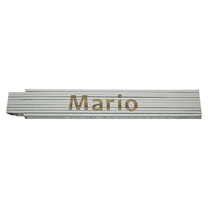 Zollstock - Aufdruck: Mario, 2 m - Das Bild zeigt einen Zollstock mit dem Namen "Mario" darauf. Der Zollstock ist weiß und hat schwarze Markierungen.