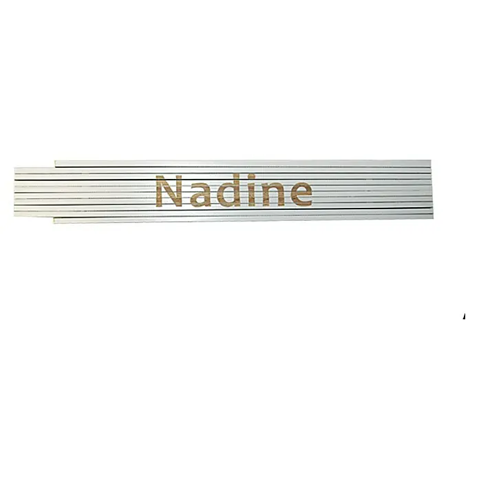 Zollstock - Aufdruck: Nadine, 2 m - Namensschild "Nadine" in Goldoptik auf einem metallischen Untergrund mit feinen Linien. Ein edles Accessoire für Büro oder Zuhause.