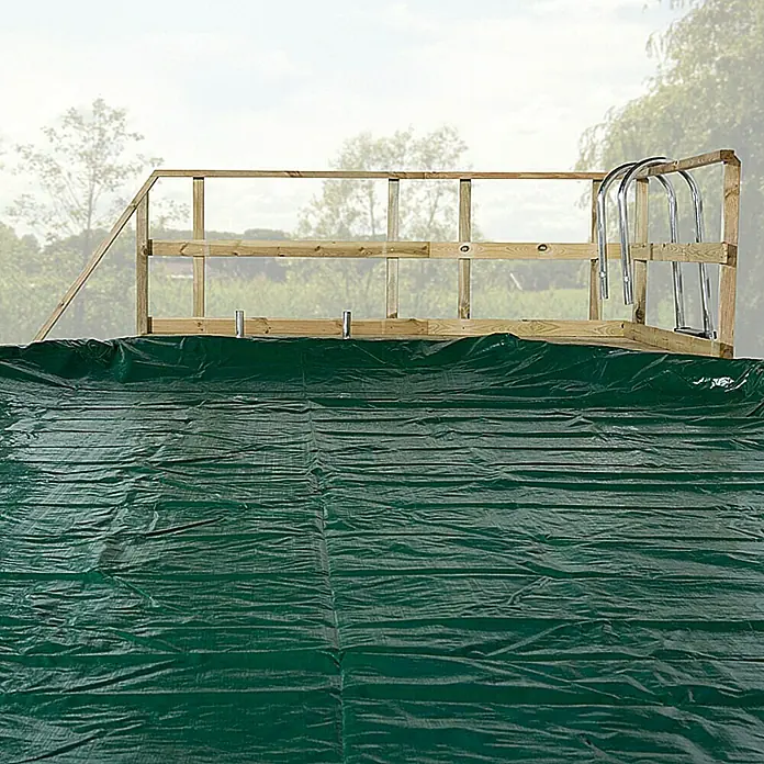 Weka Pool-Abdeckplane La Gomera - 390 x 390 cm - Ein abgedeckter Pool mit einer hölzernen Poolumrandung und einer Leiter. Die grüne Abdeckung schützt den Pool vor Verschmutzung.