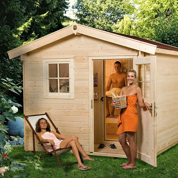 Weka Saunahaus MIKKELI 7,5 kW BioS - Bioofen, Steuerung Ofen: Extern, L x B x H: 144 x 194 x 199 cm - Personen entspannen in einer Holzsauna und genießen die Ruhe im Garten. Die Sauna ist ein Highlight für Wellness im eigenen Zuhause.