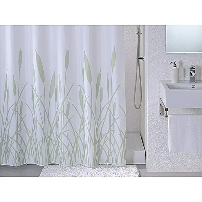 Venus Duschvorhang Schilf - B x H: 120 x 200 cm, Kunststoff, Weiß/Grün - Duschvorhang mit Rohrkolben-Design vor einem Waschbecken und einer Dusche. Der Vorhang ist weiß und mit grünen Rohrkolben bedruckt.