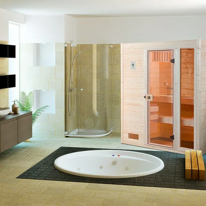 Weka Massivholzsauna Valida 3 GTF - L x B x H: 189 x 189 x 203,5 cm - Ein Badezimmer mit einer Sauna, einer Dusche und einer Badewanne. Der Raum ist in hellen Farben gehalten und wirkt einladend.