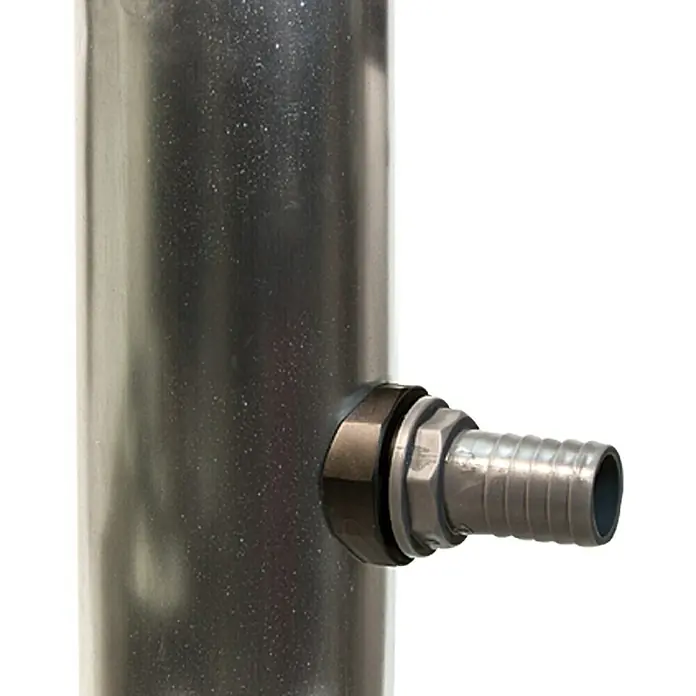 Regensammler EasyFix - Geeignet für: Fallrohre von Ø 80 bis 100 mm, Größe Anschluss: 1″ - Nahaufnahme eines silbernen Schlauchanschlusses an einem Rohr. Der Schlauchanschluss ist mit einer Mutter befestigt.