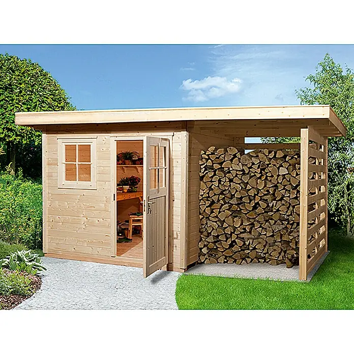 Weka Gartenhaus Milano Plus - Holz, Natur, Flachdach, 8,09 m² - Ein helles Holzgartenhaus mit Fenster und offener Tür, neben einem Holzschuppen unter blauem Himmel.