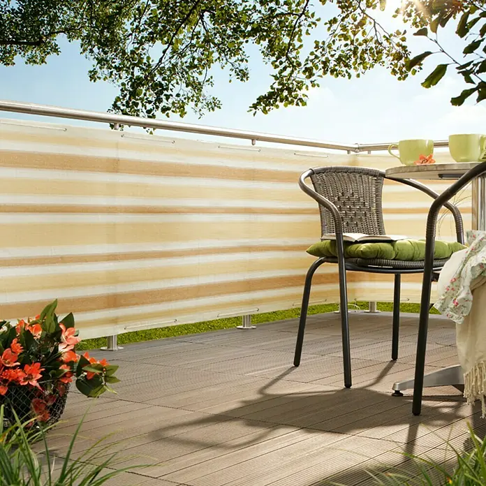 Gardol BalkonsichtschutzBeige/Weiß, 5 x 0,9 m - Entspannte Atmosphäre auf dem Balkon mit einem stilvollen Sichtschutz, der Privatsphäre und Ästhetik vereint.