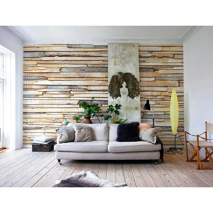 Komar Imagine Edition 3 - Stories Fototapete Whitewashed Wood - 8 -tlg., B x H: 368 x 254 cm, Papier - Wohnzimmer mit beigem Sofa, Holzwand und Kunstwerk. Gemütliches Ambiente durch Pflanzen und Lampen für entspannte Stunden.