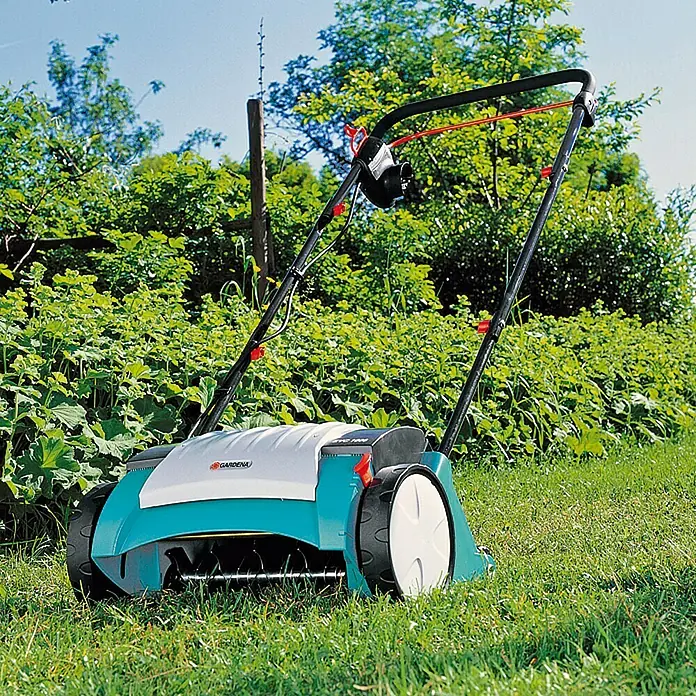 Gardena Elektro-Vertikutierer EVC 1000 - 1.000 W, Arbeitsbreite: 30 cm - Gardena Elektro-Vertikutierer EVC 1000 zum Entfernen von Rasenfilz und Moos für einen gesunden, gepflegten Rasen.