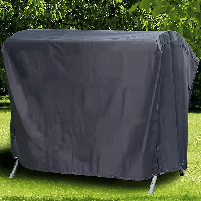 Sunfun Hollywoodschaukel-Schutzhülle - L x B x H: 210 x 150 x 139 cm, Polyester, 160 g/m², Schwarz - Das Bild zeigt eine graue Schutzhülle für Gartenmöbel. Die Hülle ist über eine Bank gezogen und steht auf einer grünen Rasenfläche.