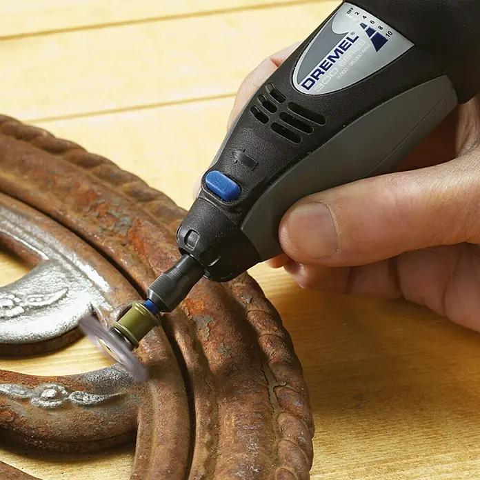 Dremel EZ SpeedClic Feinschleifbürste Mod. 472 S - 25 mm, Körnung: 120, Passend für: Dremel EZ SpeedClic Aufspanndorn Mod. SC 402 - Dremel 300 Series Multifunktionswerkzeug beim Entfernen von Rost von einem Metallobjekt.