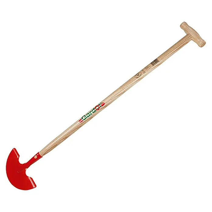 Gardol Rasenkantenstecher - Arbeitsbreite: 22 cm, T-Stiel, Mit Tritt - Abbildung einer Gardebois Wurzelsichel mit rotem Sichelblatt und Holzgriff. Ideal für Gartenarbeiten.