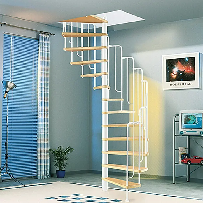 Dolle Spindeltreppe Wien - Durchmesser: 138 cm, Weiß, Farbe Stufen: Buche Natur, Geschosshöhe: 229 cm - 291 cm - Aufnahme einer Wendeltreppe mit Holzstufen und weißem Geländer, die zu einer Deckenöffnung führt.