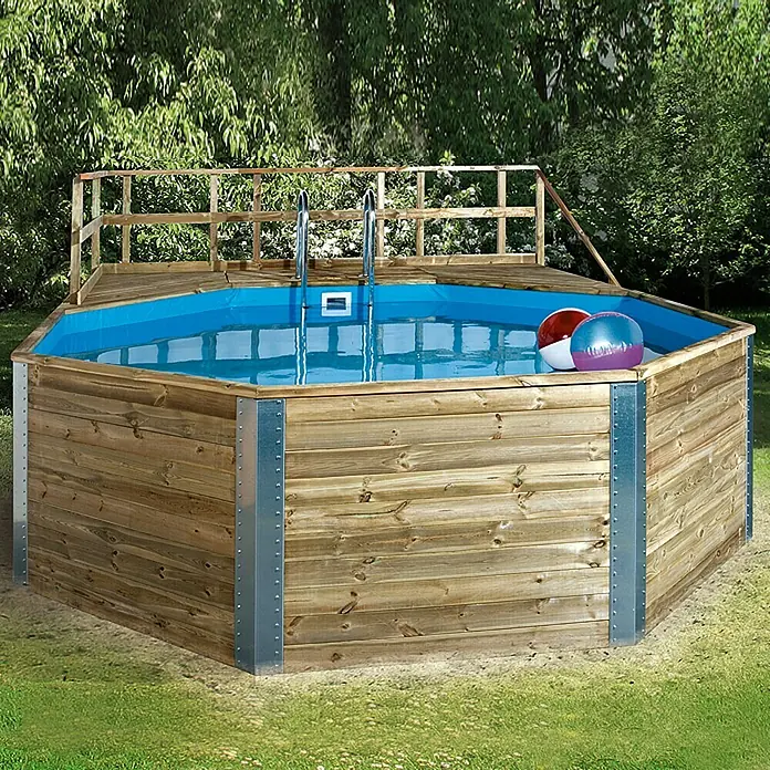 Weka Holz-Pool Acapulco II - L x B x H: 571 x 471 x 116 cm, Braun/Blau, 18.200 l - Holzpool mit Leiter und blauer Auskleidung, umgeben von Grün. Perfekt für sommerlichen Badespaß im eigenen Garten.