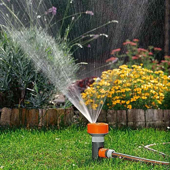 Gardena Classic Regner 4-Flächen-Regner TWIST - Max. Regnerfläche: 100 m², Anzahl Sprühformen: 4 Stk., Erdspieß - Rasensprenger bewässert mit klarem Wasser einen grünen Garten. Ideal zur Bewässerung und Pflege Ihres Gartens.