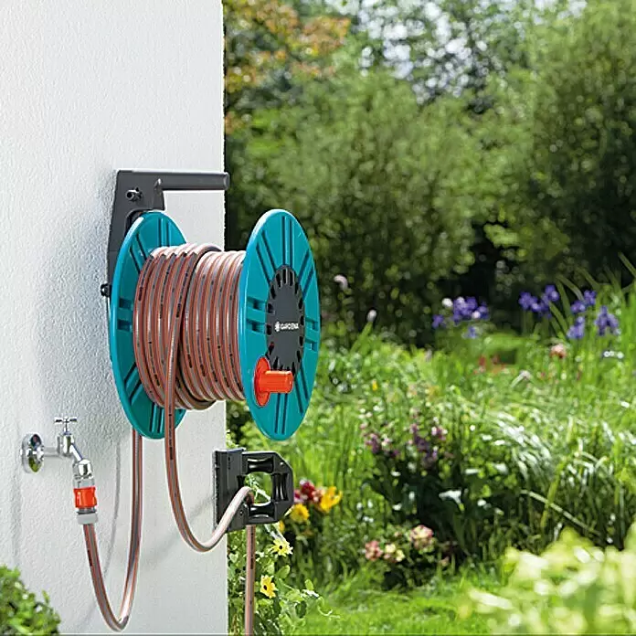 Gardena Classic Wandschlauchtrommel 60 - Kunststoff/Metall, Befestigungsmöglichkeit für Spritze - Anwendungsbeispiel