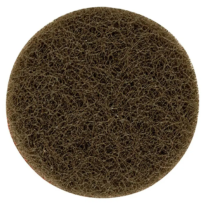 Proxxon Schleifvlies 28 554 - 50 mm, Korngröße: Mittel, Kletthaftbelag - Nahaufnahme eines runden, dunkelbraunen Topfreinigers, der eine dichte, faserartige Textur und einen leicht roten Rand aufweist.