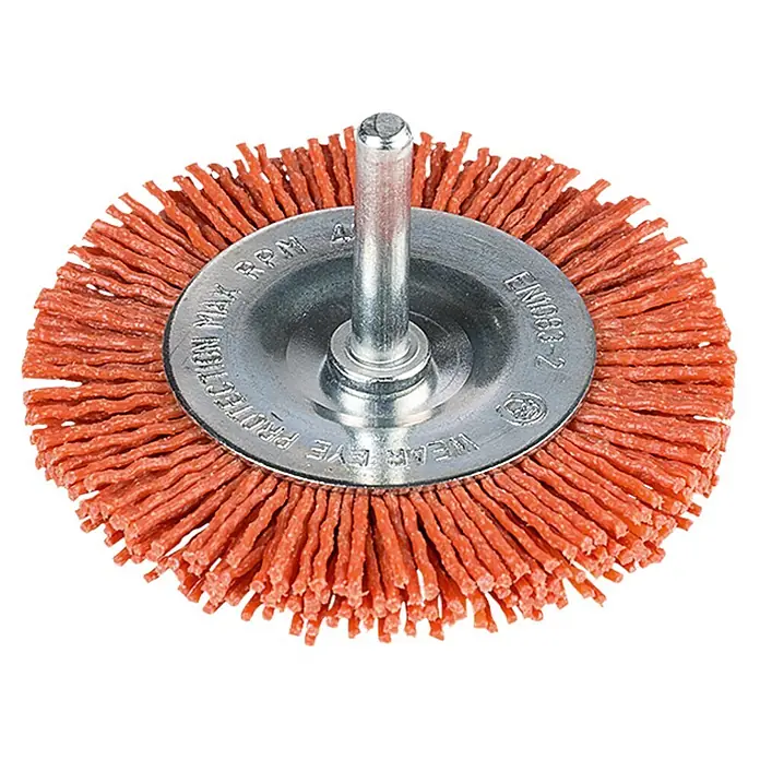 Craftomat Nylon-Scheibenbürste - Passend für: Bohrfutter, Durchmesser: 75 mm, Durchmesser Schaft: 6 mm - Schleifbürste: Eine Drahtbürste mit Metallschaft und orangefarbenen Borsten.