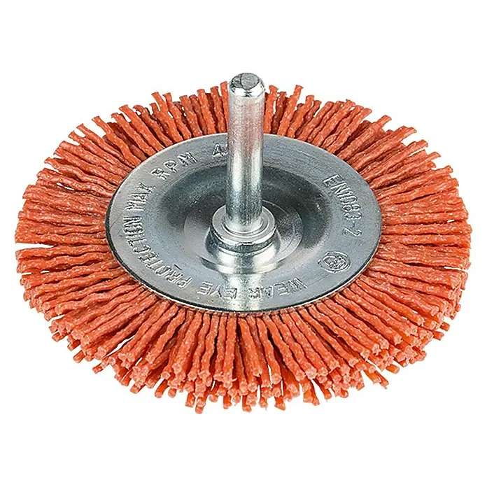 Craftomat Nylon-Scheibenbürste - Passend für: Bohrfutter, Durchmesser: 75 mm, Durchmesser Schaft: 6 mm - Schleifbürste: Eine Drahtbürste mit Metallschaft und orangefarbenen Borsten.
