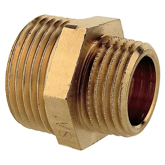 Reduziernippel - 1″ x ¾″, Messing, Blank - Nahaufnahme eines goldenen Messingnippels mit Außengewinde, der in Sanitärinstallationen verwendet wird, um Rohre unterschiedlicher Größe zu verbinden.