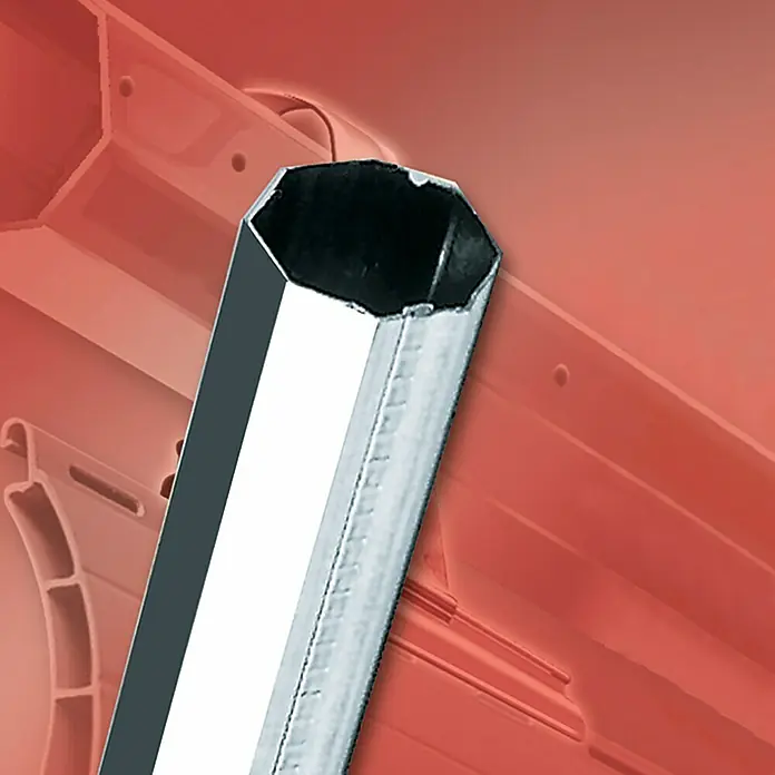 Schellenberg Eje octogonal Maxi - 60 mm x 1,5 m, Apto para: Maxi sistemas de persianas enrollables - Primer plano de un eje hexagonal de persiana enrollable en plata sobre fondo rojo. Ideal para reparaciones y mejoras de persianas.