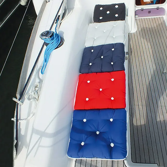 Kapok-Kissen - 1 Stk., Einzeln, 410 x 360 x 90 mm, Navy-Blau - Gepolsterte Sitzkissen in verschiedenen Farben auf einem Boot.