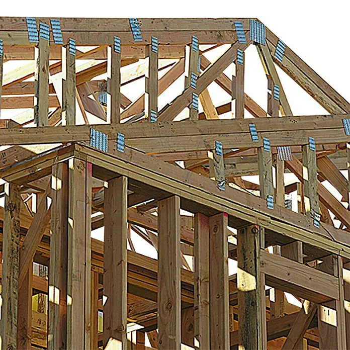 Stabilit Ankernagel - Länge: 60 mm, Durchmesser: 6 mm, 30 Stk. - Detailaufnahme eines Holzrahmenbaus mit sichtbaren Verbindungsstücken, ideal zur Illustration von Bauprozessen.