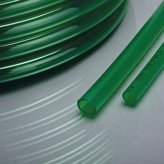 Aquariumschlauch Meterware - 4 mm - Grüne Schläuche in verschiedenen Größen auf einer Oberfläche. Ideal für Bewässerung oder andere Anwendungen.
