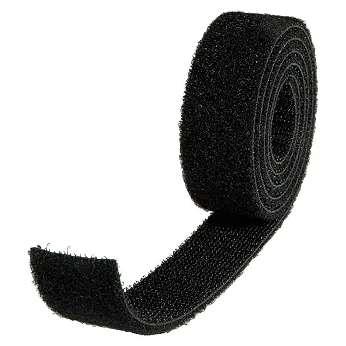 Conacord Klettbinder - 45 cm x 25 mm, 2 Stk. - Nahaufnahme eines schwarzen Klettbandes, das aufgerollt ist, wobei ein Streifen abgerollt ist, isoliert auf Weiß für Kabelmanagement.