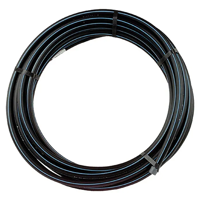 HDPE-Rohr - Ø x L: 32 mm x 50 m - Schwarzes Polyethylenrohr mit blauen Streifen, aufgerollt und mit Kabelbindern fixiert. Ideal für Bewässerungssysteme.