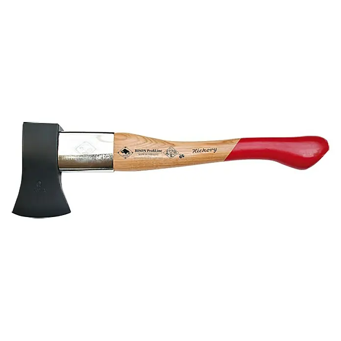 Bison Profiline Spaltbeil - 1.250 g - Eine Axt der Marke Bison Pro Line mit einem Hickory-Holzgriff. Das Axtblatt ist schwarz und der Griff ist rot lackiert für eine gute Griffigkeit.