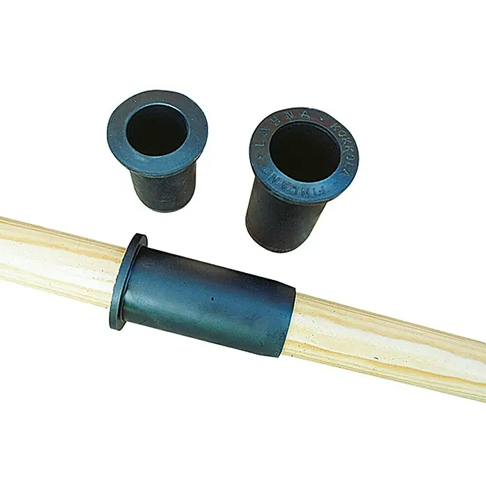 Manschette - 44 mm, Gummi, 2 Stk., Schwarz - Drei Kokkola Saunadübel aus Gummi, davon einer auf einem Holzstab, für eine traditionelle Saunaerfahrung.