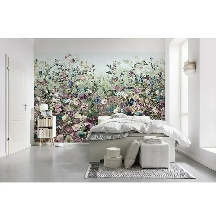 Komar Into Illusions Fototapete Botanica - 4 -tlg., B x H: 368 x 248 cm, Vlies - Schlafzimmer mit floraler Tapete: Ein helles Schlafzimmer mit einem Bett vor einer Wand mit floralem Muster.