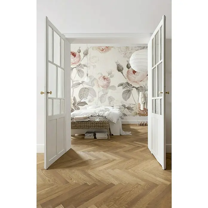 Komar Into Illusions Fototapete La Maison - 4 -tlg., B x H: 368 x 248 cm, Vlies - Schlafzimmer mit floraler Wandtapete und Holzboden im Fischgrätmuster, durch offene weiße Doppeltüren gesehen.