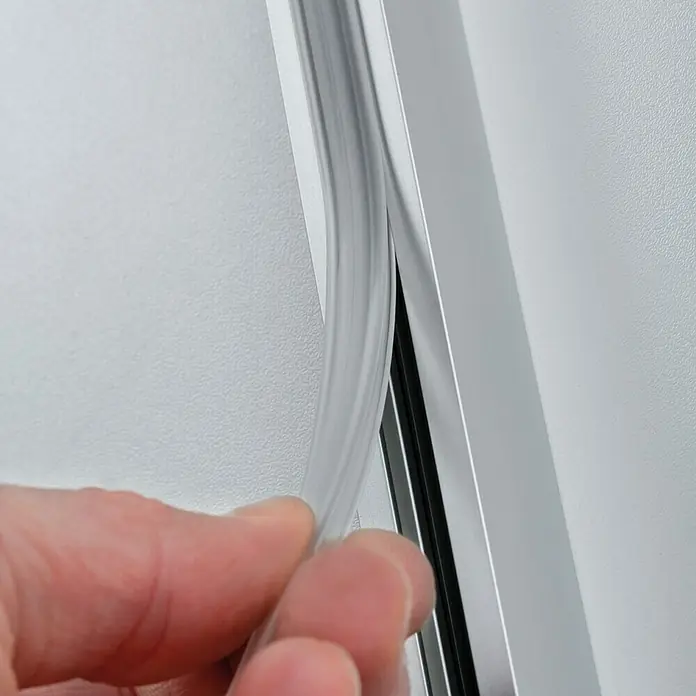 Paulmann URail Abdeckung - Länge: 68 cm, Transparent - Detailaufnahme einer transparenten Dichtung, die in ein Aluminiumprofil eingesetzt wird, zur Abdichtung und Isolierung.