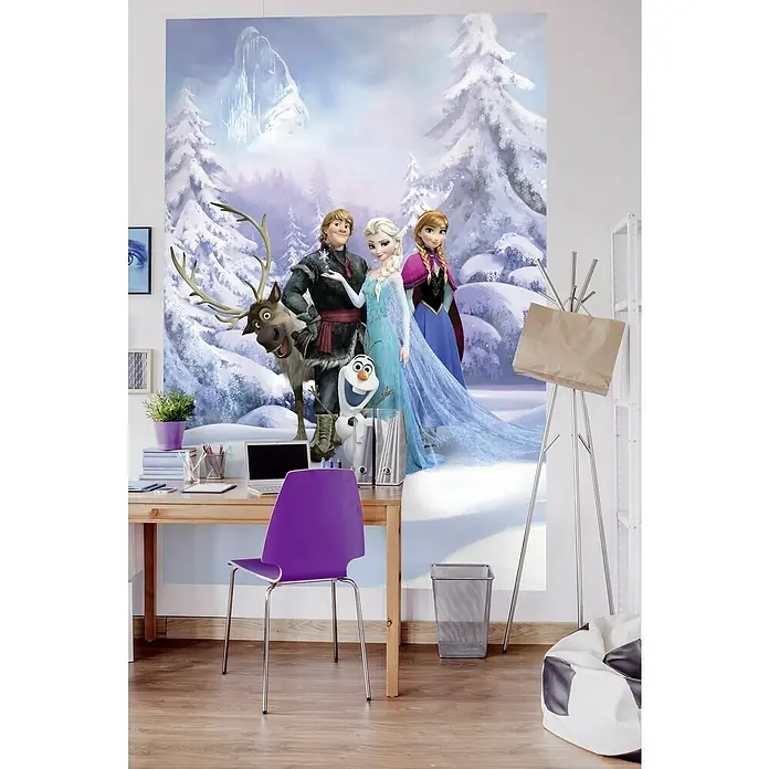 Komar Disney Edition 4 Fototapete Frozen Winter Land - 4 -tlg., B x H: 184 x 254 cm, Papier - Ein Kinderzimmer mit einer großen Frozen-Tapete. Die Tapete zeigt Elsa, Anna, Kristoff, Sven und Olaf vor einer verschneiten Landschaft.