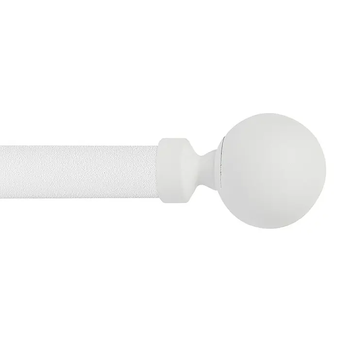 Tapa final Loft esfera - 1 ud. - Primer plano de una barra de cortina blanca con una bola decorativa. El remate añade un toque elegante a la decoración de la ventana.