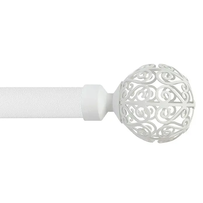 Tapa final Loft espirales - 1 ud. - Primer plano de una barra de cortina con una esfera blanca decorativa como pieza final, que muestra un patrón intrincado.