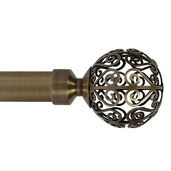 Tapa final Eclectic esfera espiral bronce - 1 ud. - Primer plano de una barra de cortina dorada con un remate decorativo en forma de esfera sobre un fondo blanco.