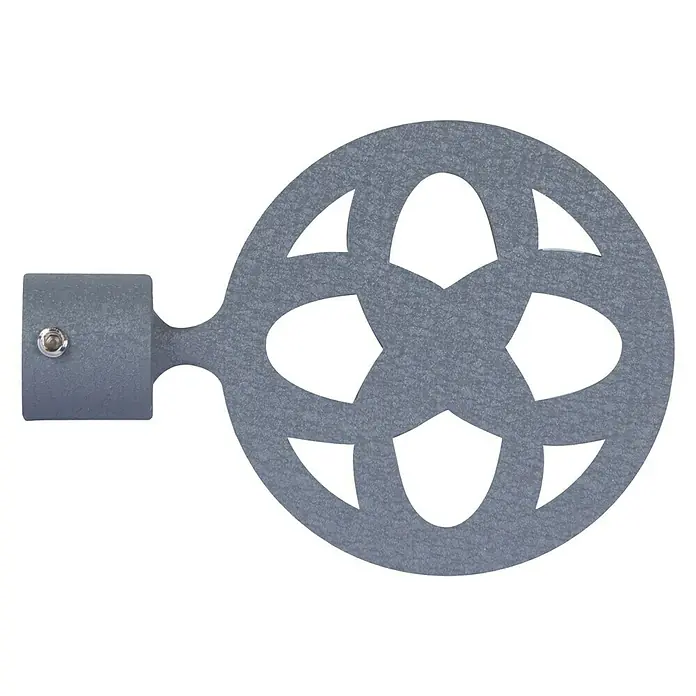 Tapa final Nordic celta gris - 1 ud. - Primer plano de una barra de cortina gris con un remate floral decorativo.