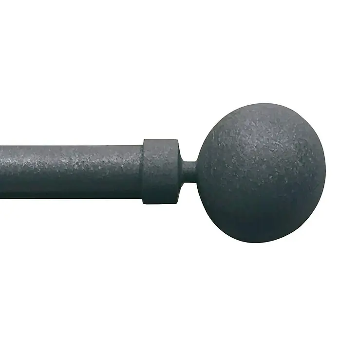 Tapa final Nordic esfera gris - 1 ud. - Primer plano de una barra de cortina gris con un tapón esférico. El diseño es simple y moderno.