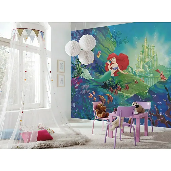 Komar Disney Edition 4 Fototapete Ariel´s Castle - 8 -tlg., B x H: 368 x 254 cm, Papier - Kinderzimmer mit Arielle-Wandbild, lila Tisch und Stühlen, Baldachin und weichem Teppich für eine märchenhafte Atmosphäre.